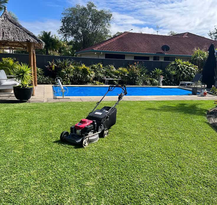 Residential lawn mowing Melbourne before and after